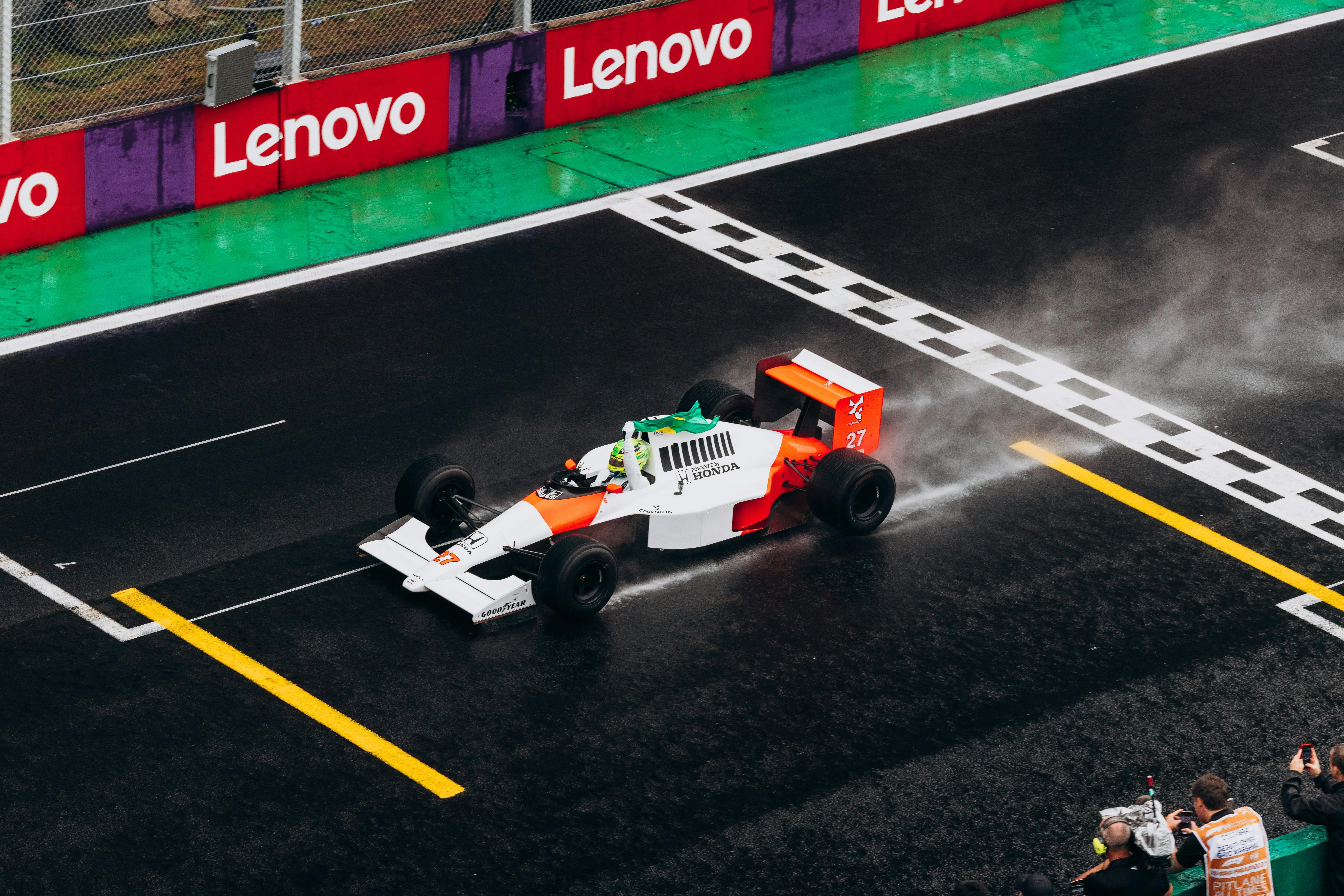 McLaren klassieke F1 auto in de regen